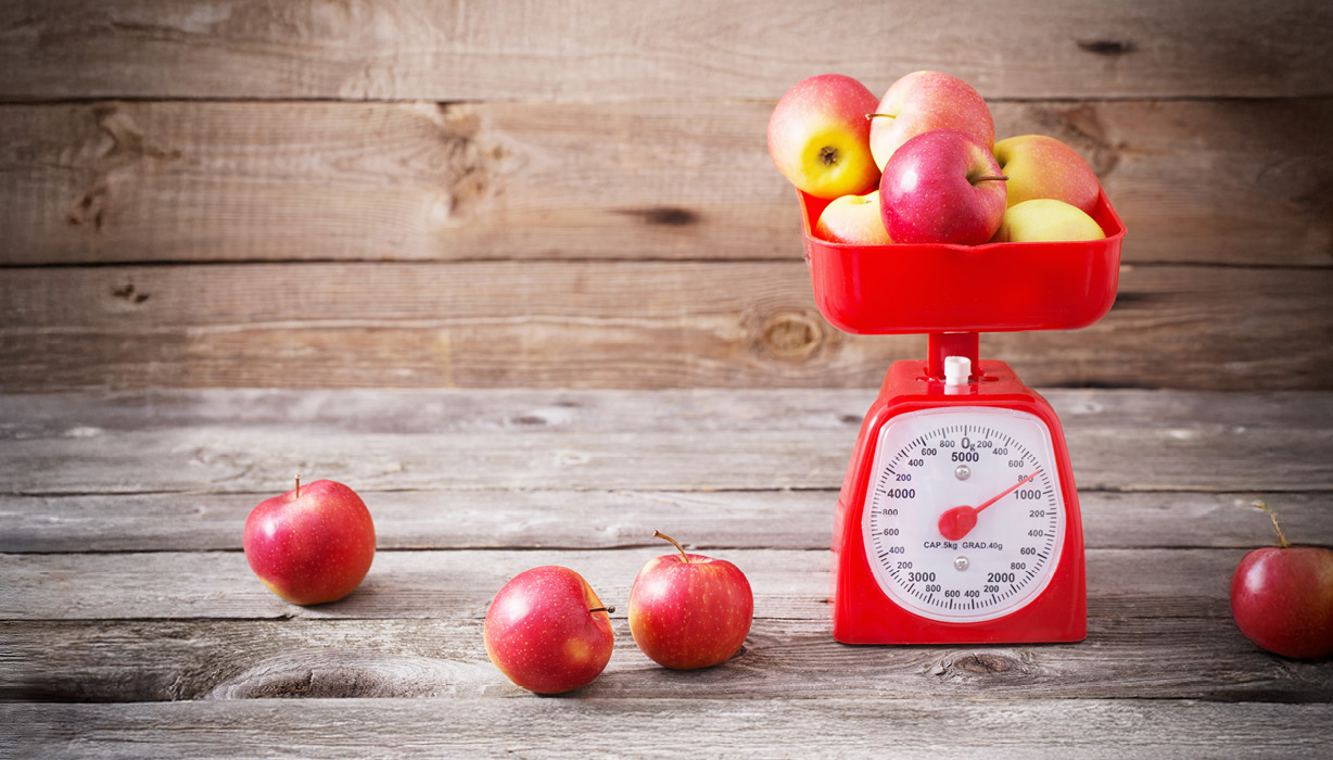 Weighing apples